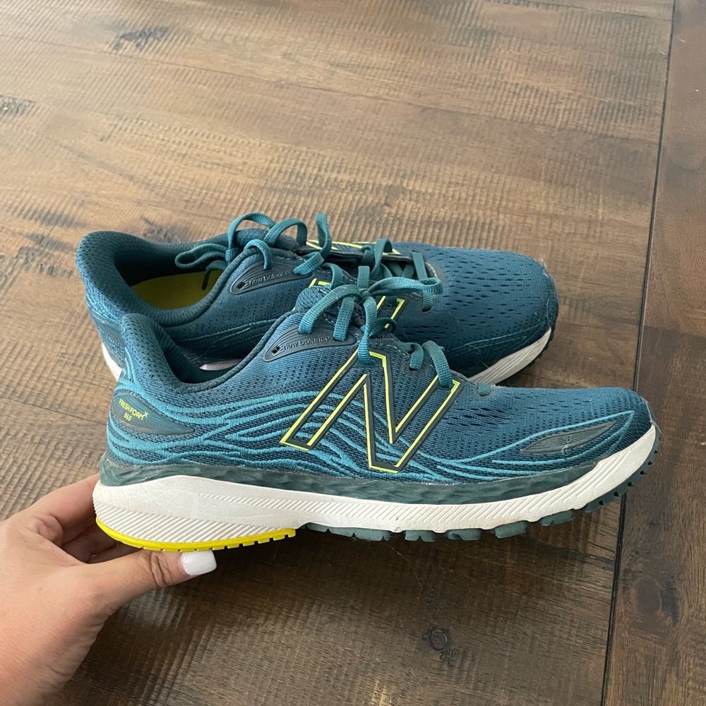 Men’s green new balance running shoes